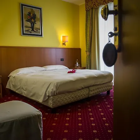 Отель Cinzia Ristorante Christian E Manuel Верчелли